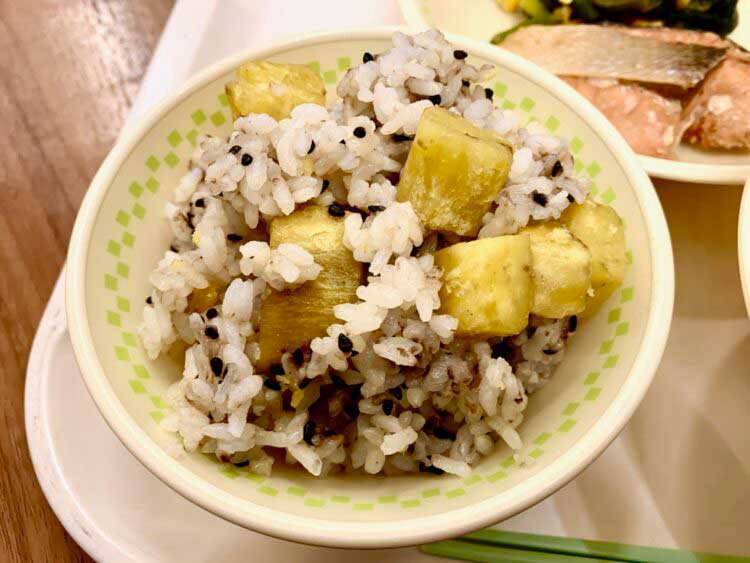 「さつまいもご飯」で秋を感じる　委託給食・自園給食