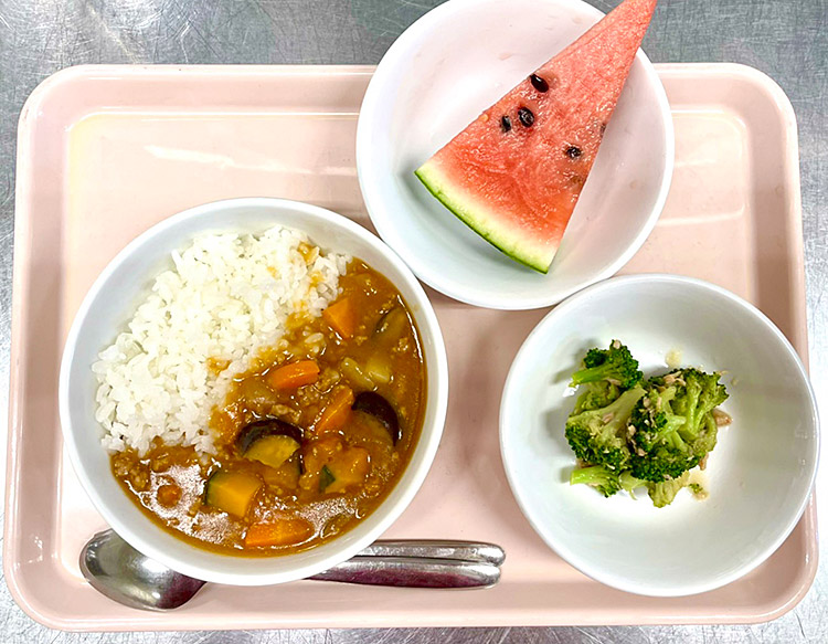 今日は「夏野菜カレー」給食（神奈川県 保育園）委託給食・自園給食