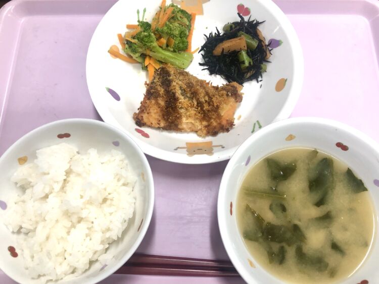 サクサク香ばしい「鮭のフライ」給食（東京都 こども園様）委託給食・自園給食