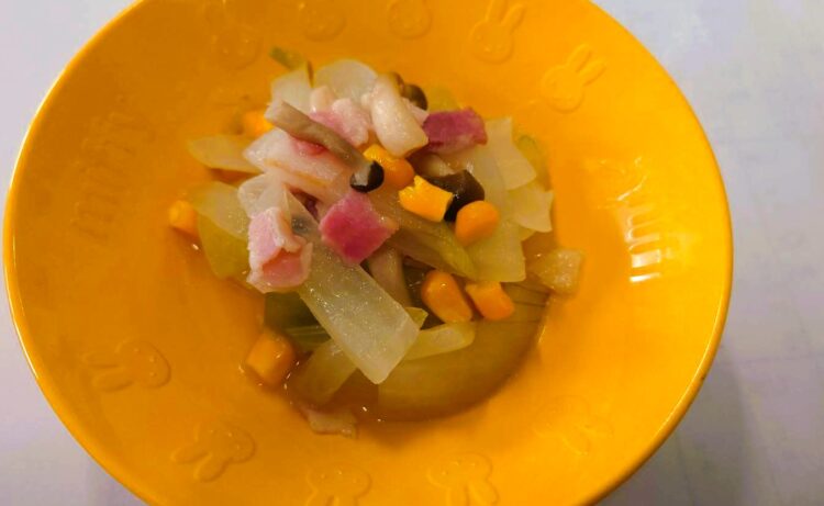 【旬を味わう給食】園で収穫！「新玉ねぎとベーコンのソテー」