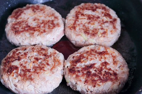 裏返して弱火に、酒を入れフタをして12分ほど蒸す