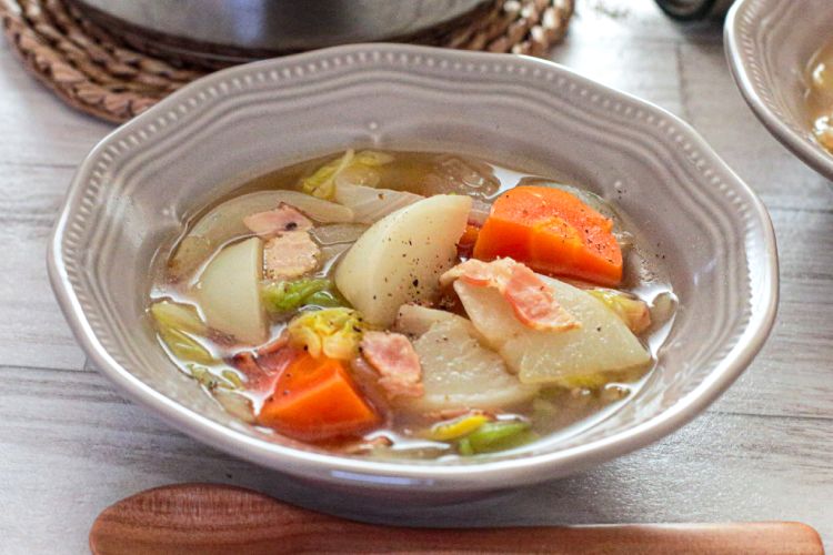 「かぶとベーコンのコンソメ煮」幼稚園・保育園の人気の給食レシピ（富喜屋オリジナル食育レシピ）