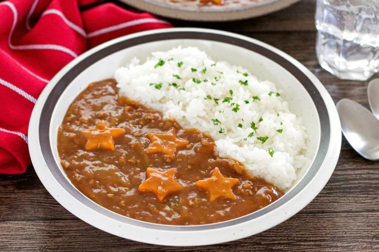 「鶏ひき肉のカレーライス」幼稚園・保育園の人気の給食レシピ（富喜屋オリジナル食育レシピ）