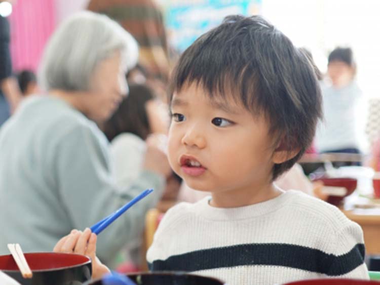 こどもに教えてあげたい「お箸のマナー」大人も知っているようで知らないマナーを確認しよう！【お家で食育コラム vol.3】