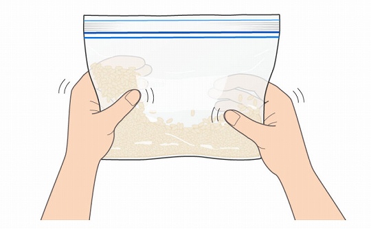 “米麹”と“塩”を合わせて、“塩切り麹”をつくる